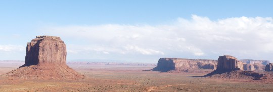07-167 Panorama de Monument Valley depuis le centre visiteur